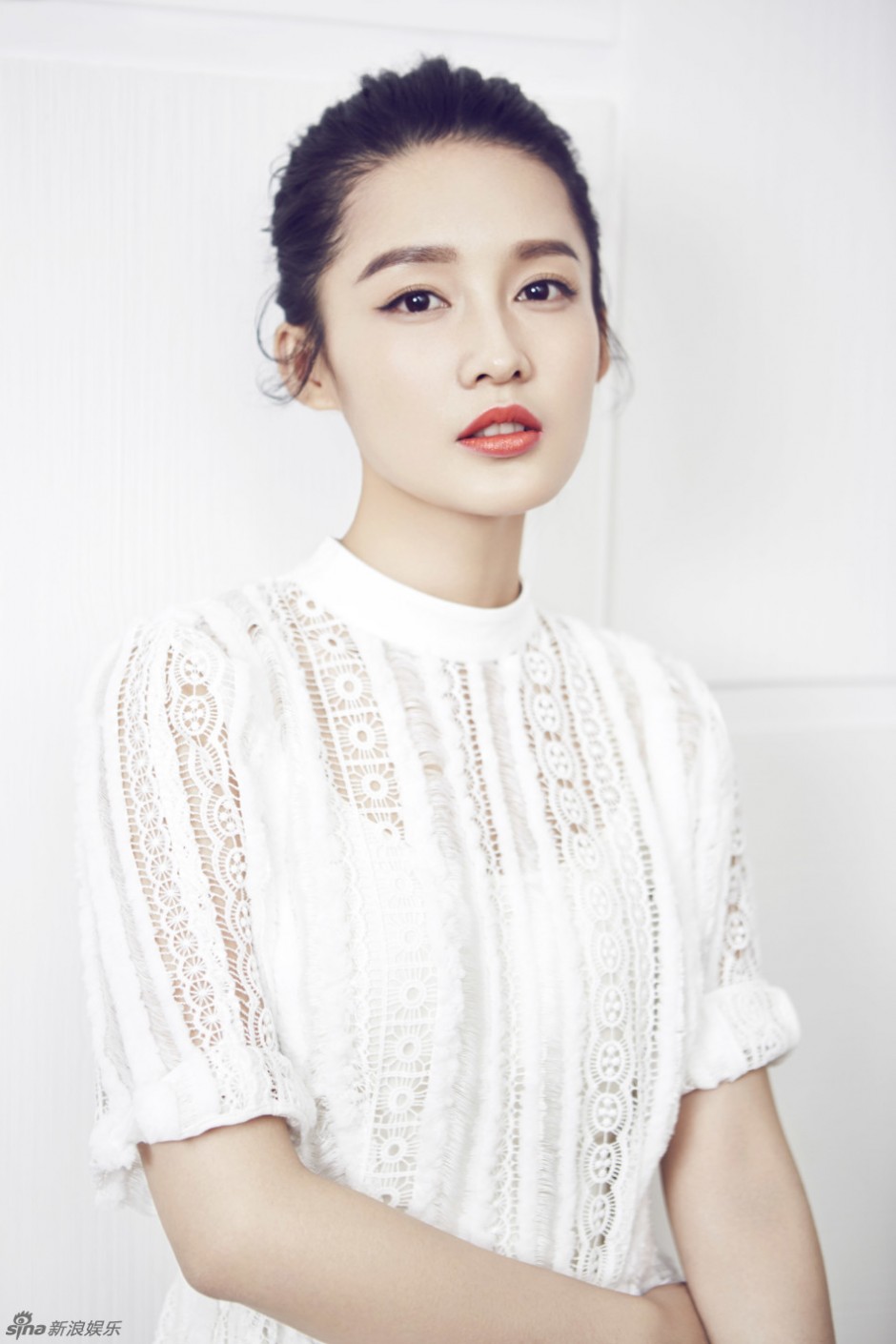 李沁时尚写真大片曝光 演绎百变小白裙