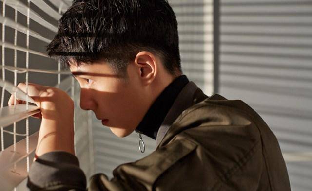 刘昊然时尚写真大片曝光 清秀面容眼神撩妹