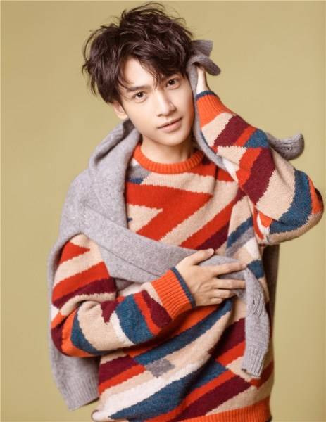 罗云熙秋冬写真大片曝光 温暖复古带点慵懒