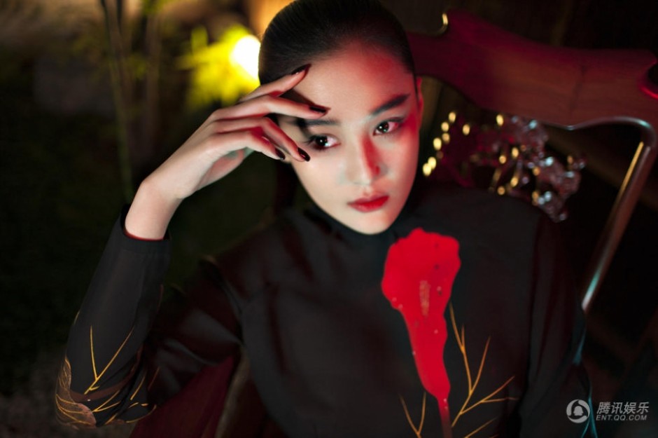 张馨予时尚大片曝光 素妆淡雅温婉大方