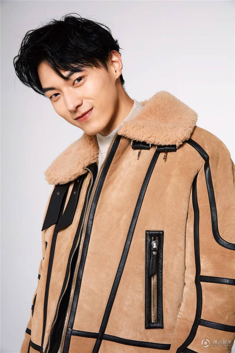 演员魏天浩生日写真曝光 散发雅痞气息