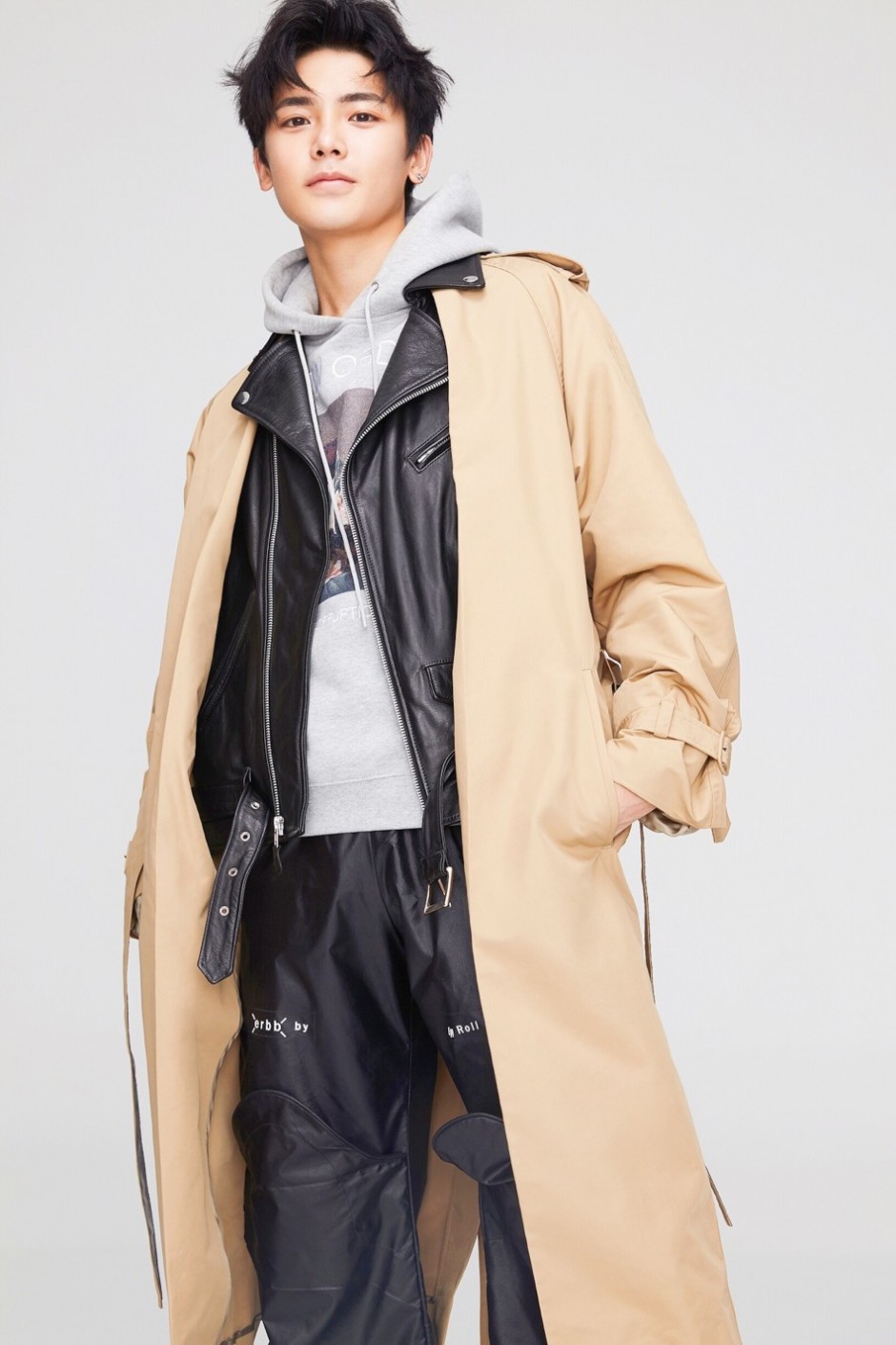 超能少年侯明昊时尚写真 时尚造型彰显混搭魅力