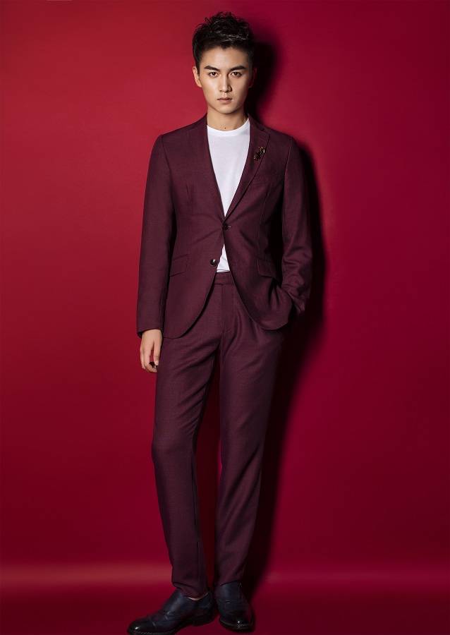 陈晓西装写真超时髦 目光深邃透露深沉魅力