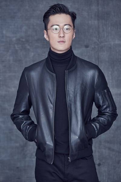 内地演员赵炳锐写真帅照 利落短发大展男士风范