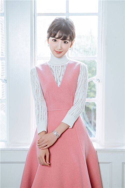 一身粉裙尽显淑女范儿 毛晓彤侧身回眸美翻天