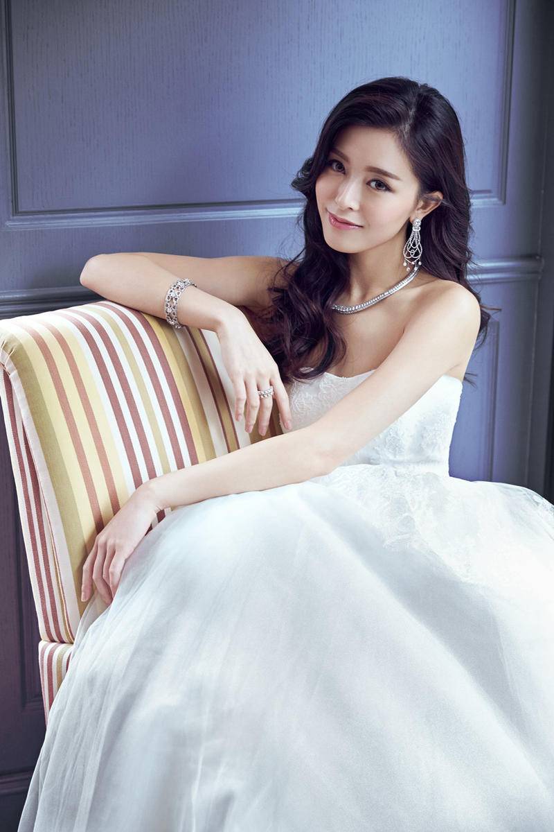 文咏珊婚纱造型写真曝光 美目盼兮脉脉含情