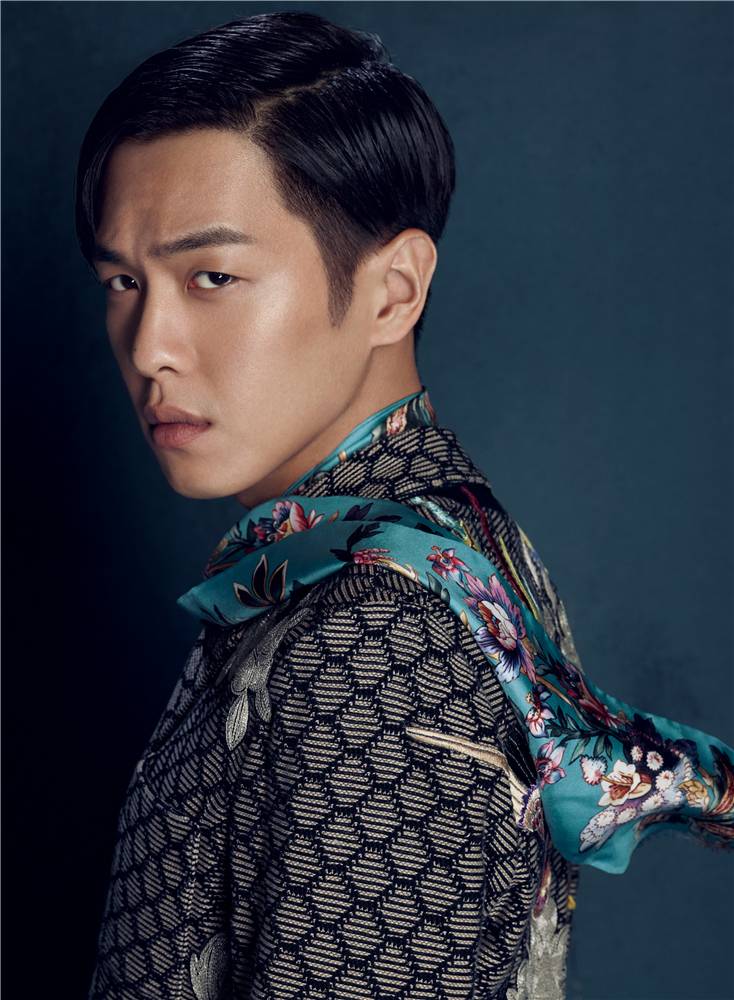 张若昀帅气复古写真大片 另类复古别具风格