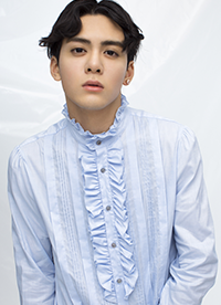 大眼仔曾舜晞时尚写真变身“巴洛克王子”