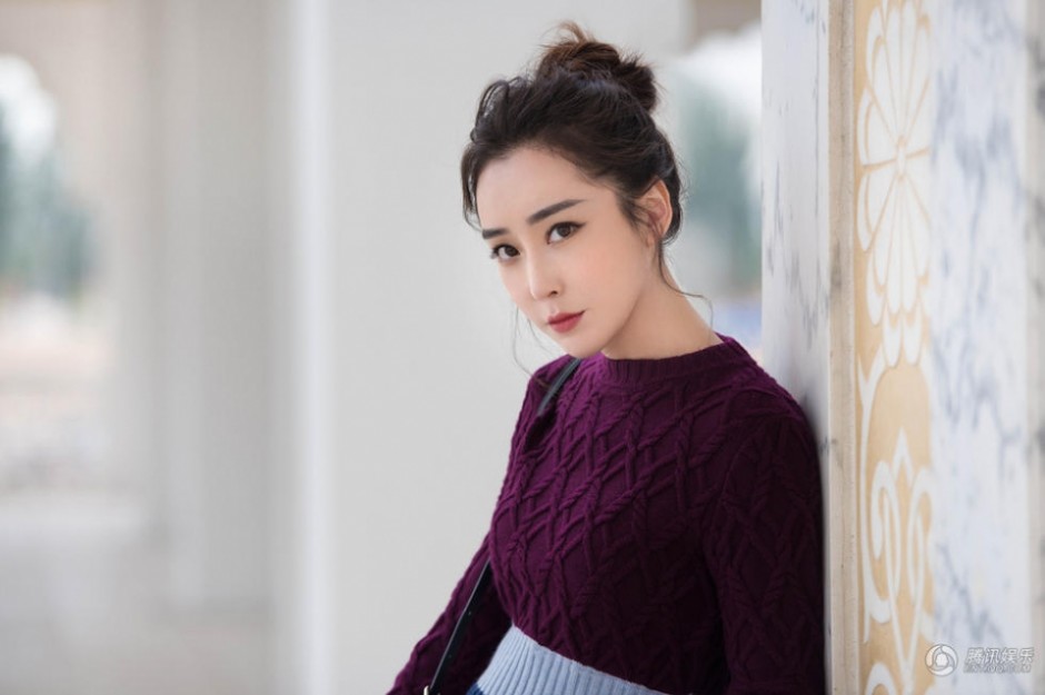 杜若溪新年写真曝光 长腿加细腰演绎干练都市范儿