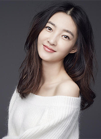 演员王丽坤暖冬写真 香肩长腿显别致小性感