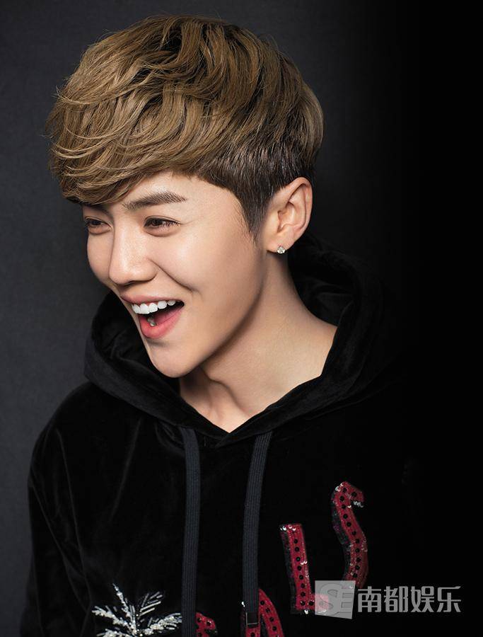 鹿晗帅气写真大片曝光 回眸杀撩你没商量