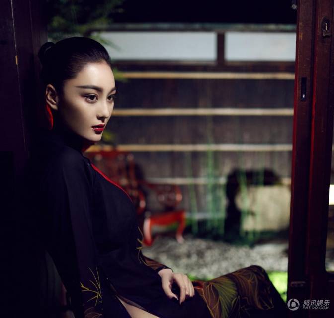 张馨予时尚大片曝光 素妆淡雅温婉大方