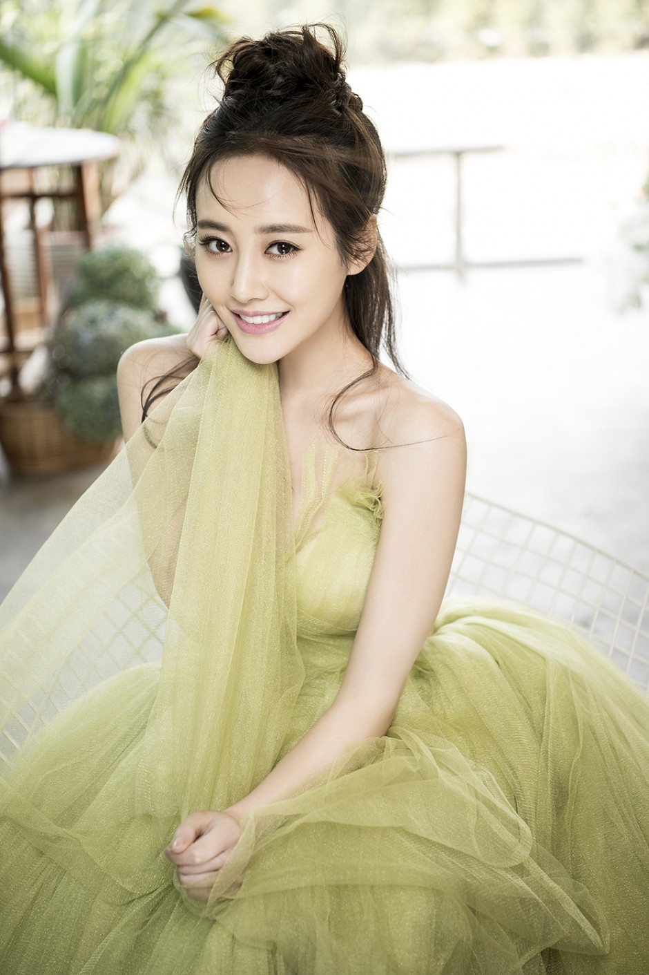 演员李纯写真性感十足 薄纱抹胸清新妩媚