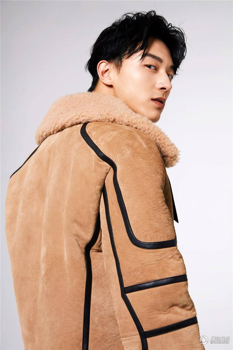 演员魏天浩生日写真曝光 散发雅痞气息