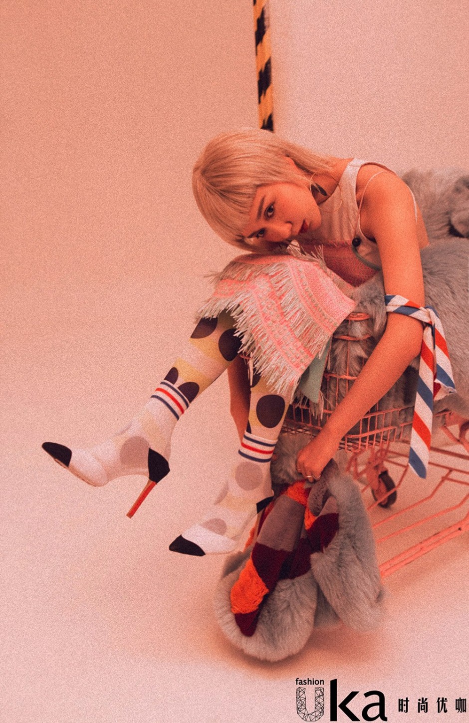 演员娄艺潇最新写真大片 复古时尚别具一格