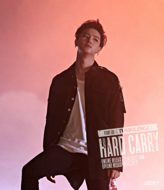 GOT7新专辑写真画报曝光 王嘉尔雕刻般侧颜吸睛