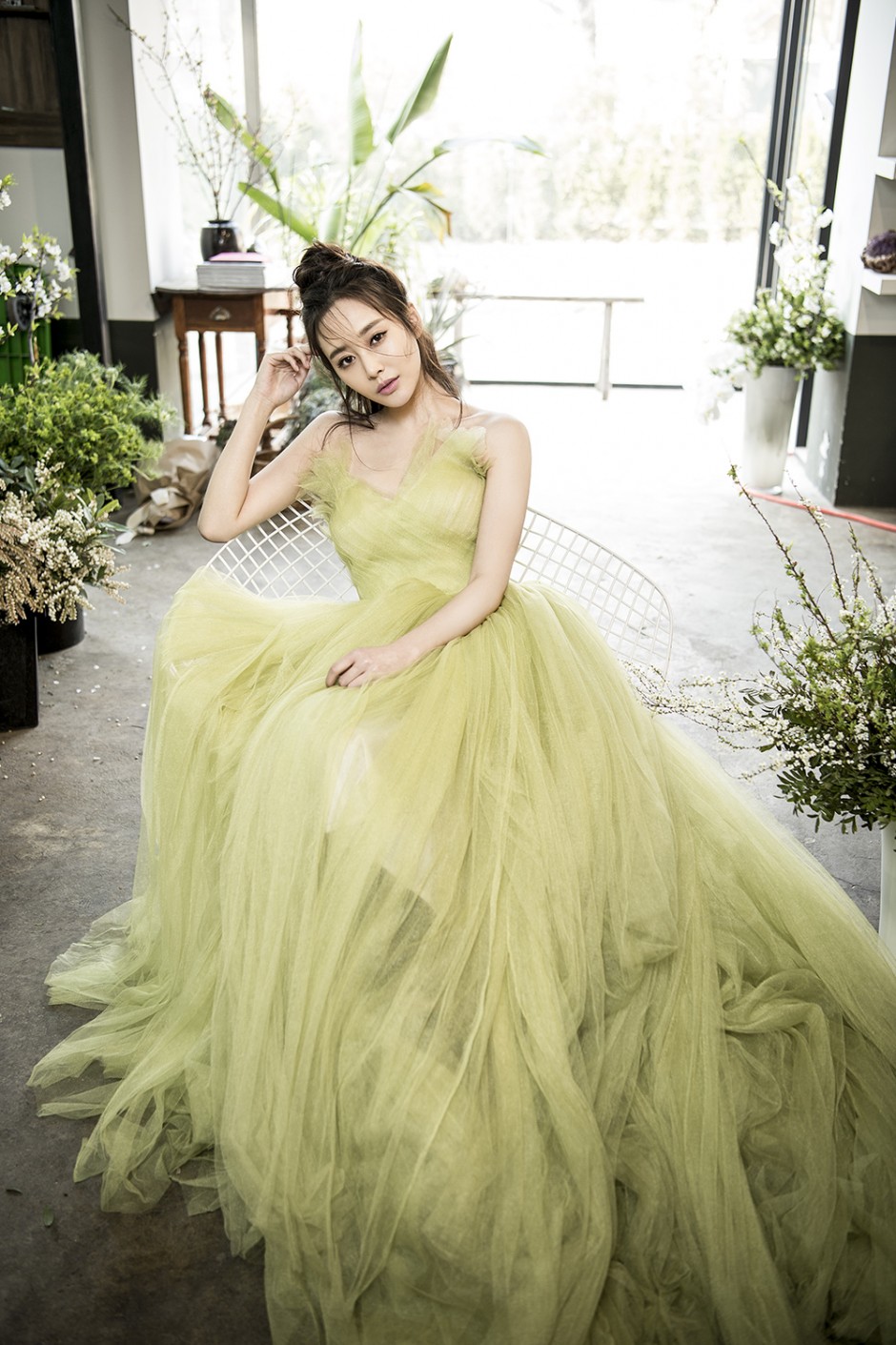 演员李纯写真性感十足 薄纱抹胸清新妩媚