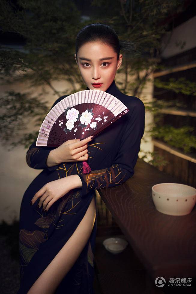 张馨予时尚大片曝光 素妆淡雅温婉大方