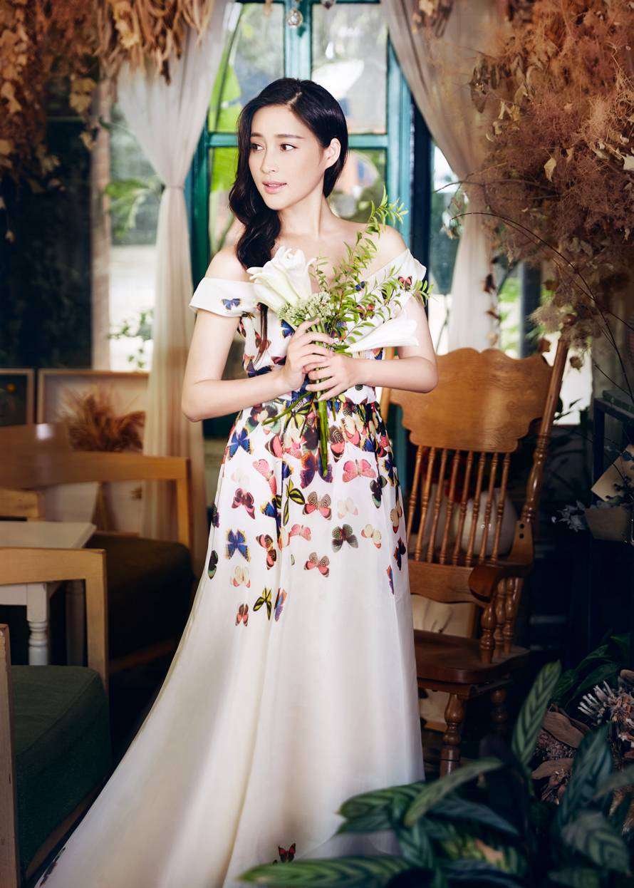 演员甘婷婷最新写真曝光 变身花仙子魅力撩人