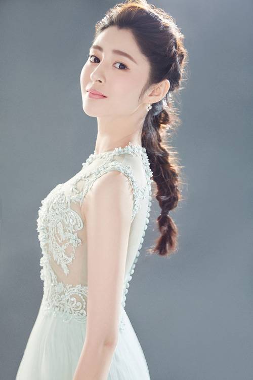 《锦绣未央》李心艾写真曝光 尽显女人娇媚