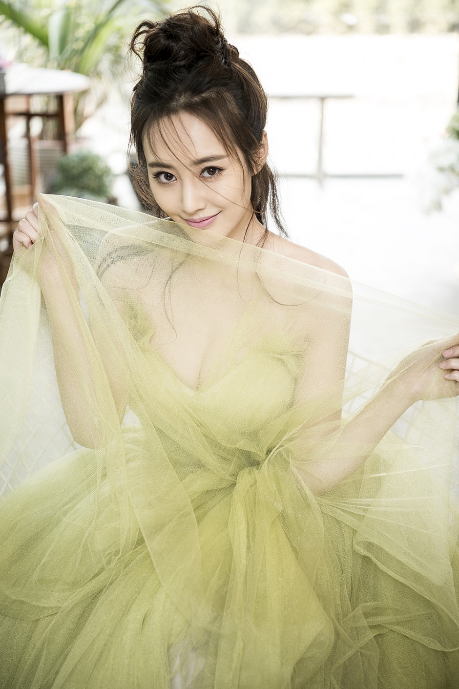 演员李纯写真性感十足 薄纱抹胸清新妩媚