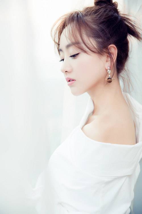 杨蓉时尚写真曝光 小露香肩可爱又妩媚