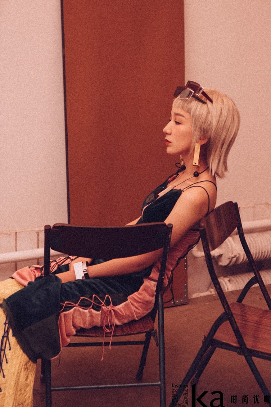 演员娄艺潇最新写真大片 复古时尚别具一格