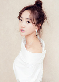 杨蓉时尚写真曝光 小露香肩可爱又妩媚