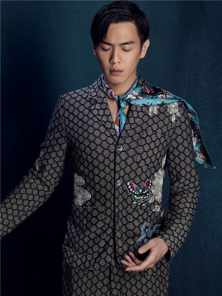 张若昀帅气复古写真大片 另类复古别具风格