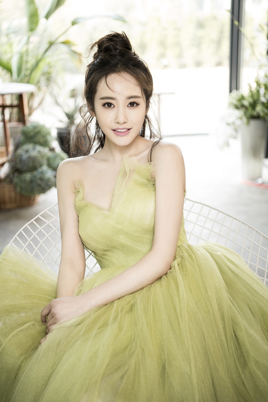 演员李纯写真性感十足 薄纱抹胸清新妩媚