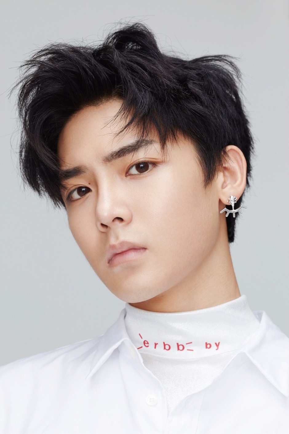 超能少年侯明昊时尚写真 时尚造型彰显混搭魅力