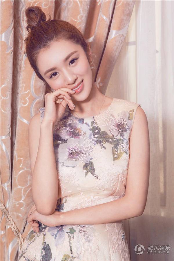 演员王晓晨旗袍复古写真 身姿窈窕展大长腿