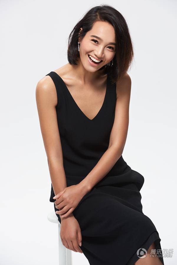 主持人朱丹黑白极简写真现性感&ldquo;锁骨杀&rdquo;