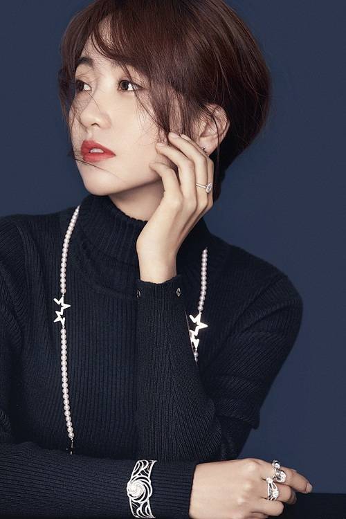 杨蓉冬日珠宝写真 尽显知性慵懒华贵风