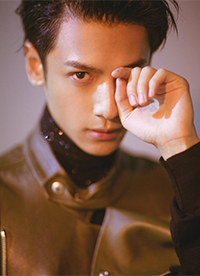 新生代小生罗云熙写真 神情高冷而神秘