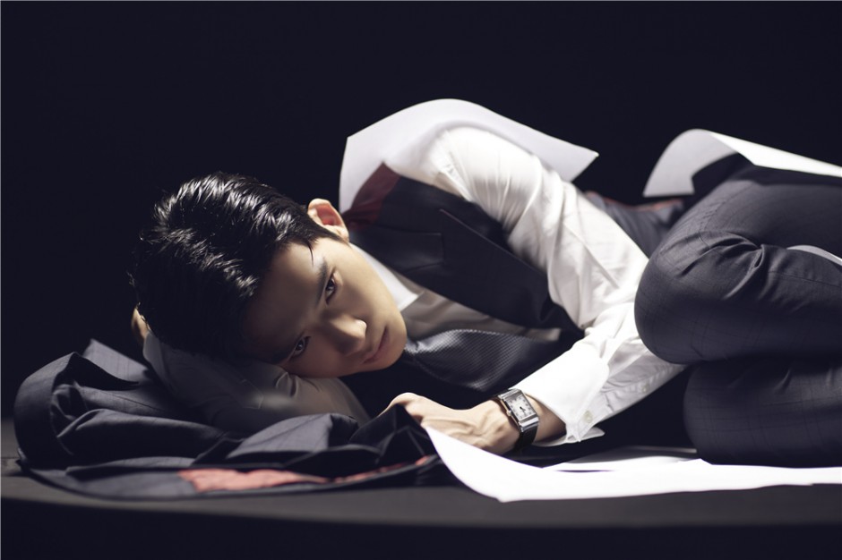 井柏然时尚大片曝光 黑白光影演绎正反面
