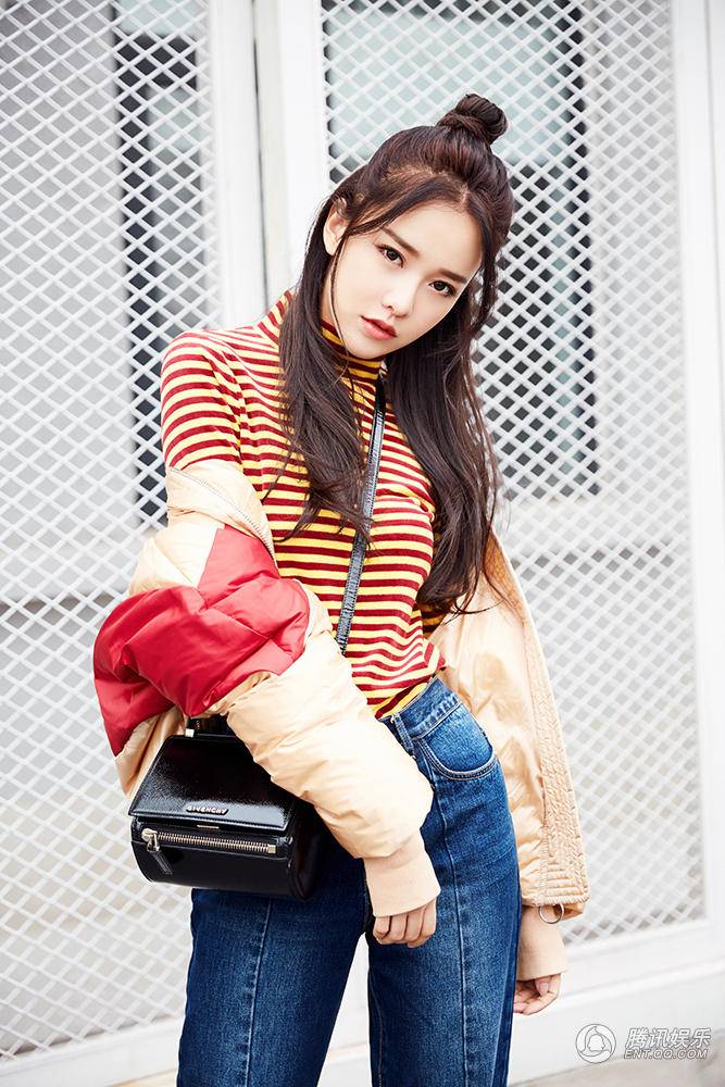 黄一琳时尚潮流街拍写真 丸子头少女感十足