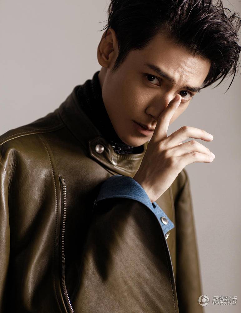 新生代小生罗云熙写真 神情高冷而神秘