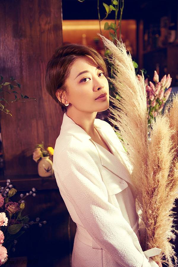 梅婷新春写真大片曝光 温暖如光笑容满分