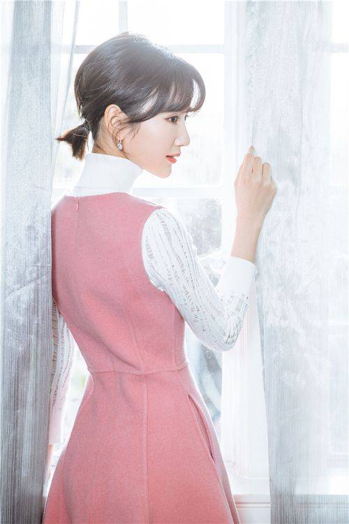 一身粉裙尽显淑女范儿 毛晓彤侧身回眸美翻天