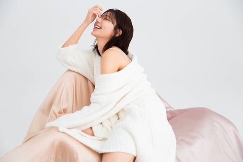 郭雪芙性感居家写真大片 香肩微露大玩性感