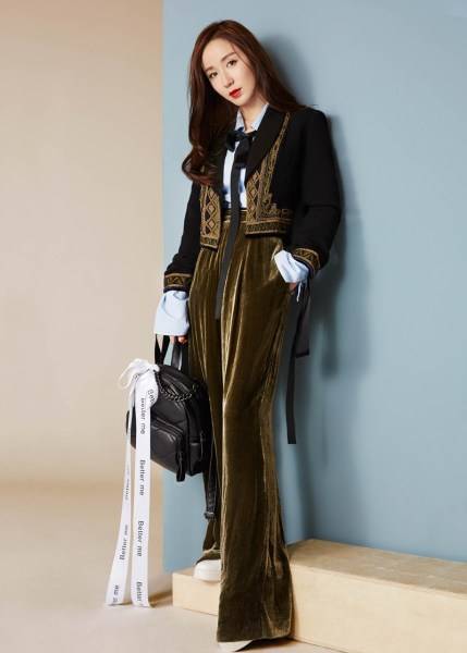 演员娄艺潇最新写真曝光 变身西装美人