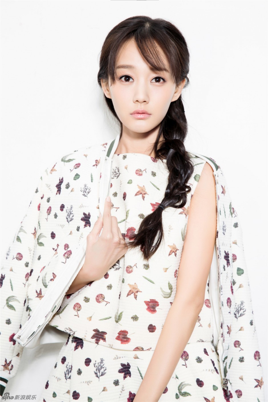 李一桐最新写真曝光 干净素雅犹如仙子般灵动