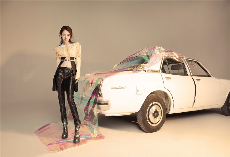 戚薇秋冬时尚写真公开 率性绽放酷感十足