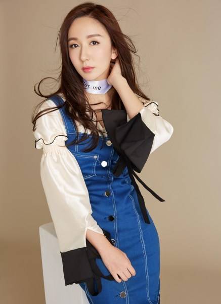 演员娄艺潇最新写真曝光 变身西装美人