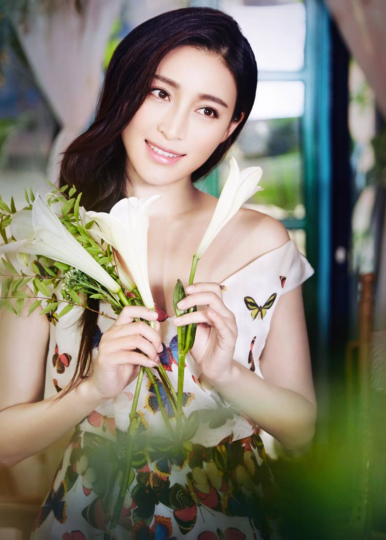 演员甘婷婷最新写真曝光 变身花仙子魅力撩人