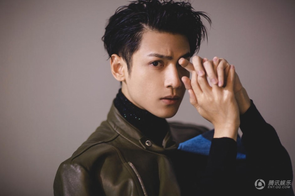 新生代小生罗云熙写真 神情高冷而神秘