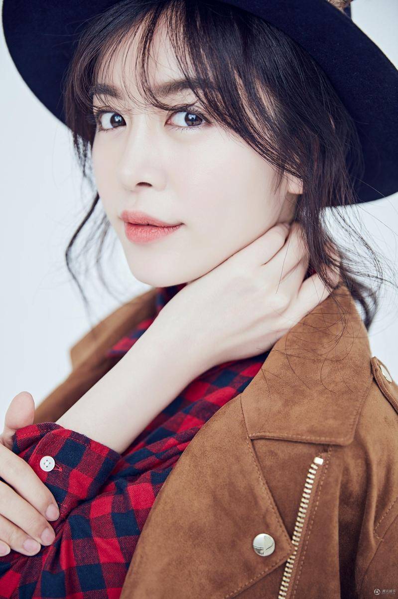 赵多娜曝时尚写真 冬日英伦风搭配干练十足