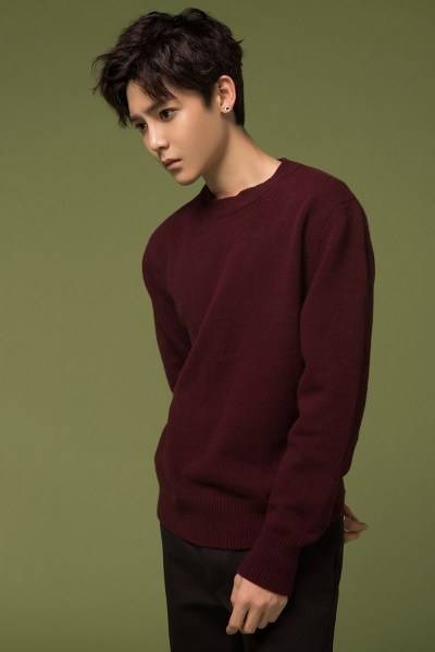 超能少年侯明昊写真 初显内敛稳重男友力