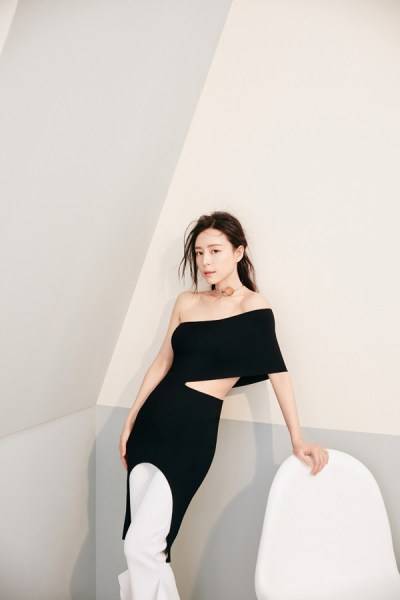 张静初最新写真图片 成熟风范显曼妙身姿